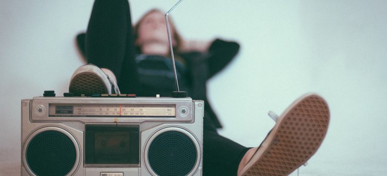 Os Efeitos Psicológicos da Música na Rádio: Uma Análise dos Impactos na Mente dos Ouvintes